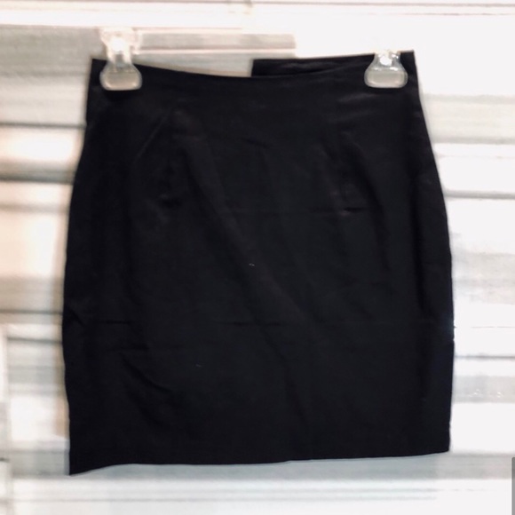 superdown Tova Mini Skirt in Black - Picture 6 of 6
